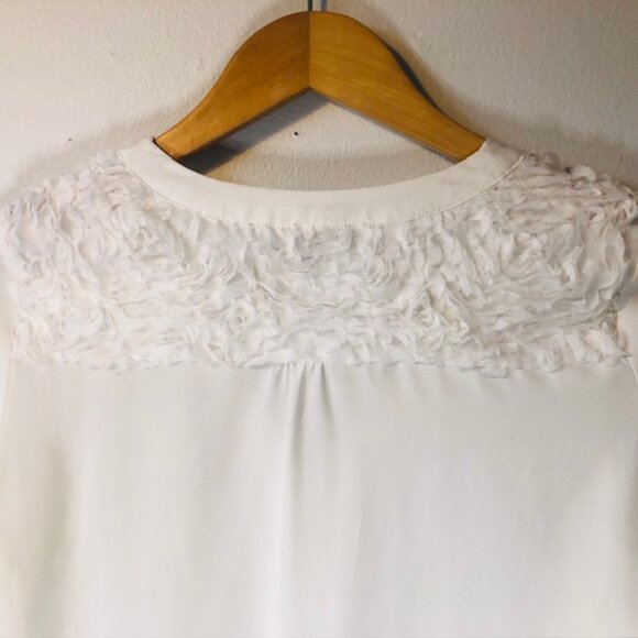 Rose Petal V-Neck Blouse EUC S White Applique Textured Workwear Top - Picture 4 of 7